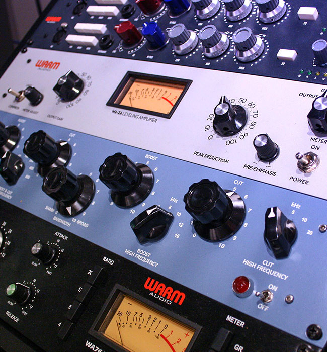 Studio rack units including an EQ unit